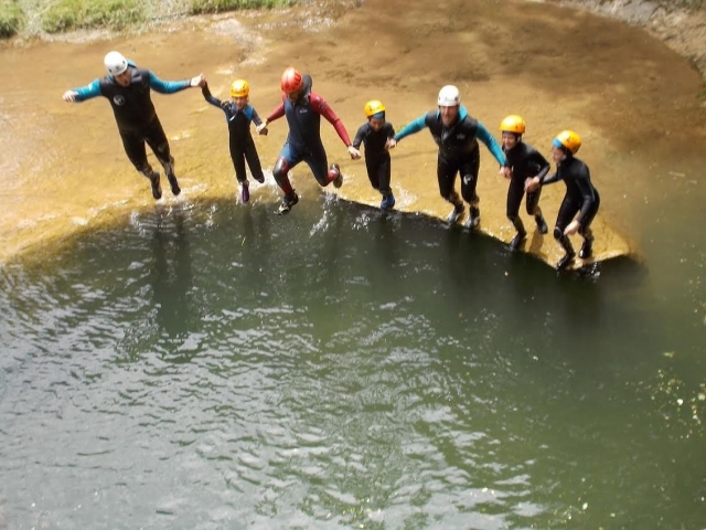  Jumping into the water hand in hand 